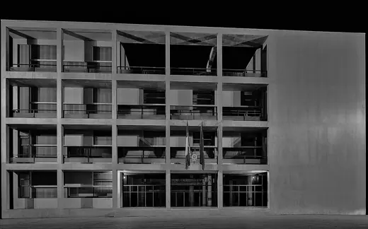 Photo 2: Exterior
