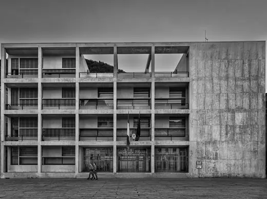 Photo 4: Exterior · Casa del Fascio di Como
