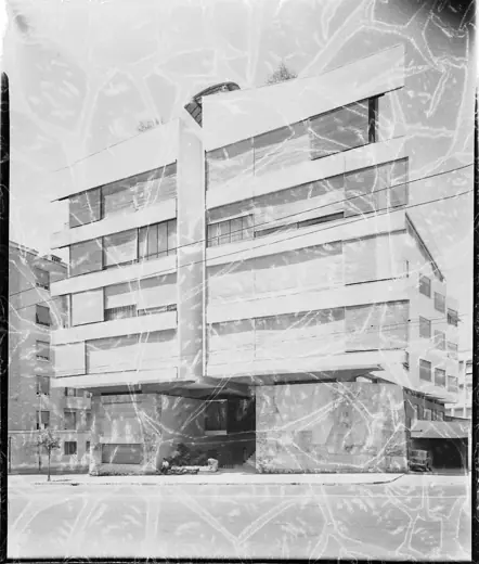 Photo 2: Exterior · Servizio fotografico : Roma, 1951 / Paolo Monti