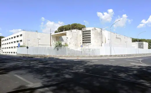 Photo 2: Exterior