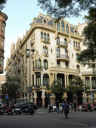 Photo 2: Exterior · 1961-Passeig de Gràcia 132