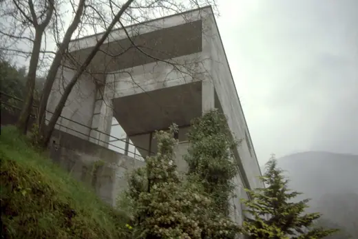 Photo 2: Exterior · Brione sopra Minusio, Casa Kalmann, arch