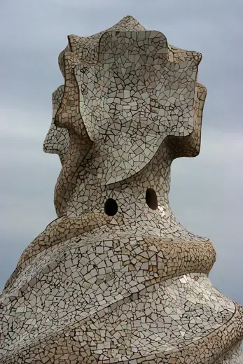 Photo 2: Exterior · Chaminé no telhado da Casa Milà