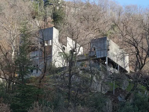 Photo 1: Exterior