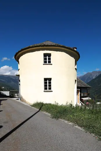 Photo 4: Exterior