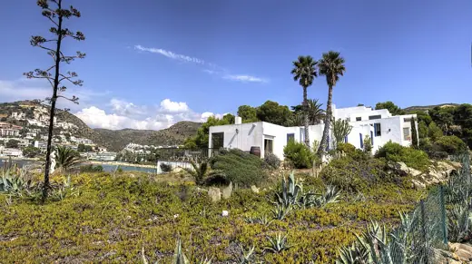Photo 1: Exterior