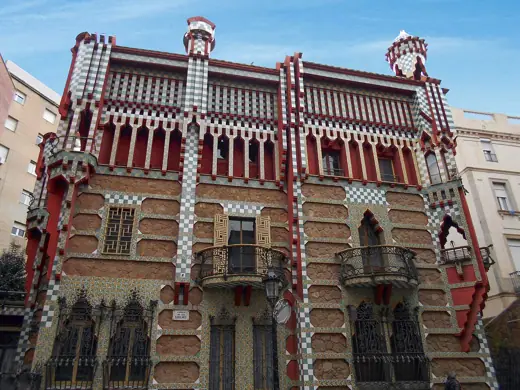 Photo 1: Exterior