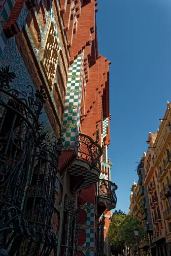 Photo 4: Exterior