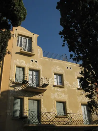 Photo 2: Exterior