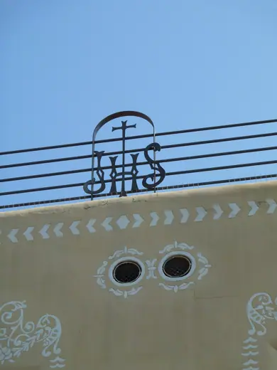 Photo 4: Exterior