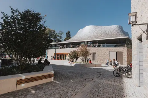 Photo 1: Exterior