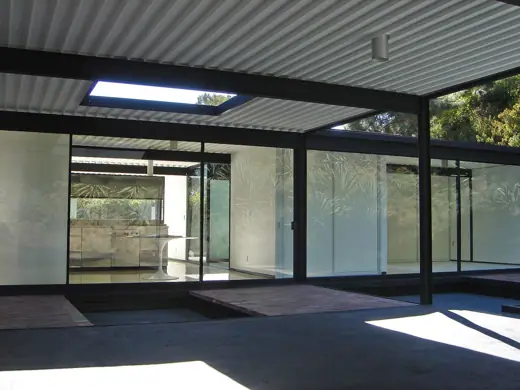 Photo 2: Detail · Entrance