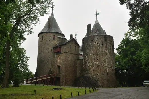 Photo 1: Exterior