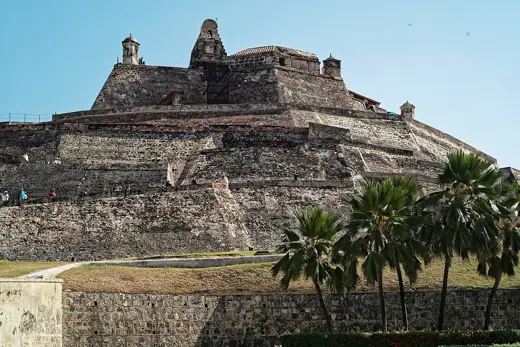 Photo 2: Exterior · Castillo de San Felipe von außen und im Castillo oben, mit A.v.Humboldt-ZEIT-Reisenden