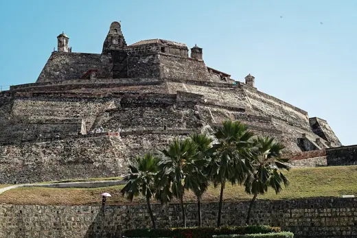 Photo 3: Exterior · Castillo de San Felipe von außen und im Castillo oben, mit A.v.Humboldt-ZEIT-Reisenden