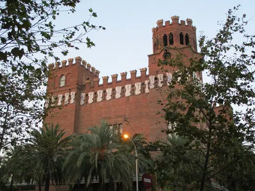 Photo 3: Exterior