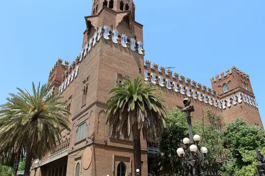 Photo 4: Exterior