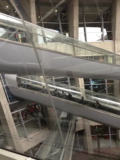 Photo 3: Exterior · Escalators du patio central du terminal 1 de l'aéroport de Roissy-Charles-de-Gaulle, France