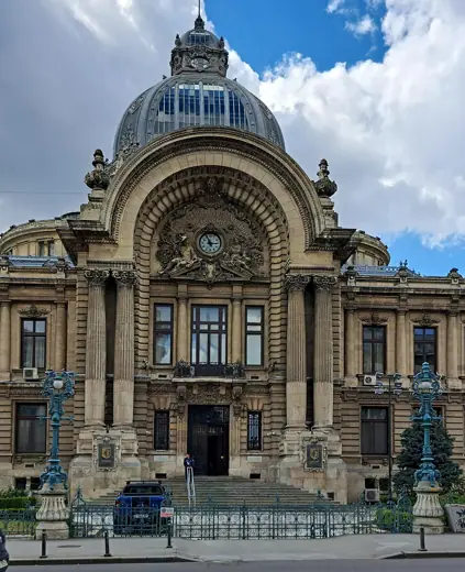Photo 2: Exterior · Bukarest ist die Hauptstadt Rumäniens
