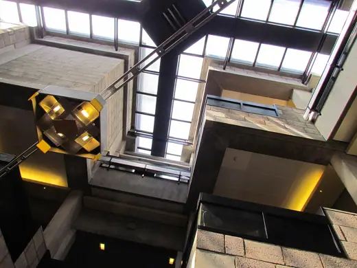 Photo 6: Interior · Het Centraal Beheergebouw van de Nederlandse architect Herman Hertzberger van binnen