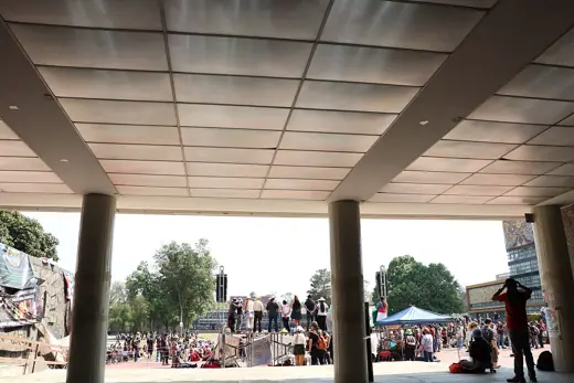 Photo 2: Exterior · Caravana por el agua y la vida" desde la Biblioteca Central de CU
