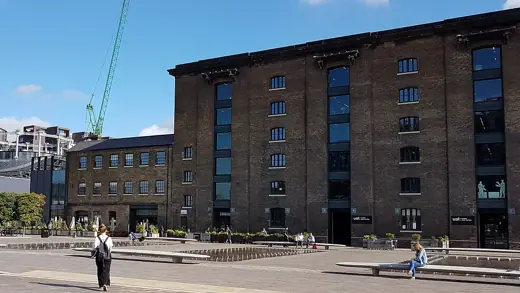 Photo 2: Exterior