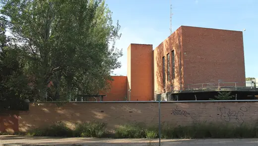 Photo 1: Exterior