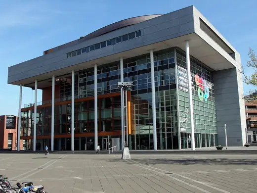 Photo 1: Exterior
