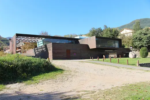 Photo 1: Exterior