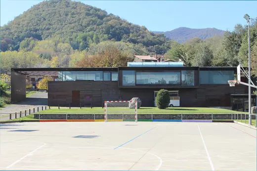 Photo 2: Exterior