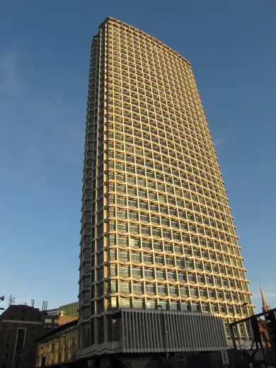 Photo 2: Exterior