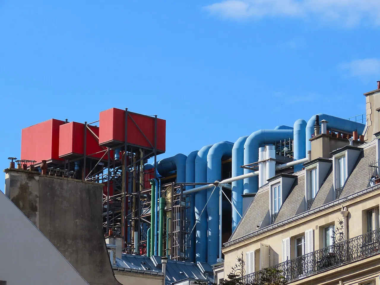 Centre Pompidou: Exterior · Le centre Pompidou depuis le jardin Anne-Frank, Paris, France