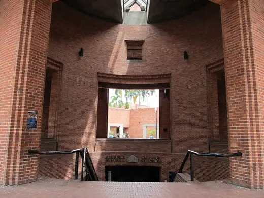 Photo 3: Exterior · El centro cultural de Cali, uno de los edificios afectados por el terremoto del 2026 en Colombia
