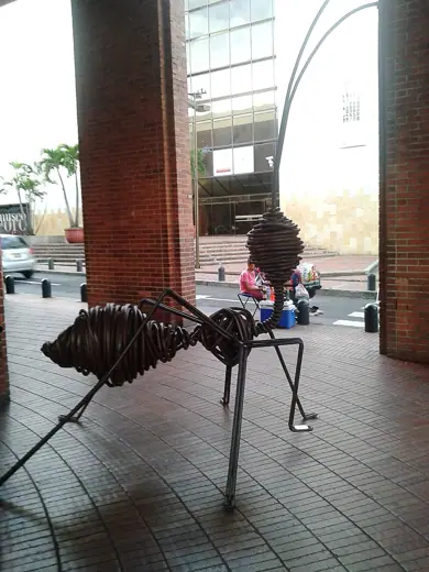 Photo 4: Exterior · La Hormiga, obra de Julián Cerón Bolaños expuesta en el Centro Cultural de Cali