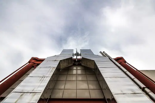 Photo 2: Exterior