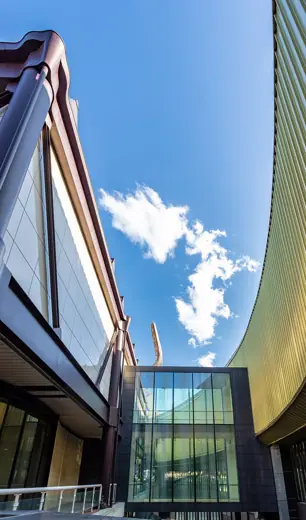 Photo 3: Exterior