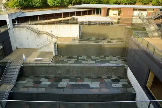Photo 2: Exterior