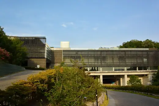 Photo 3: Exterior