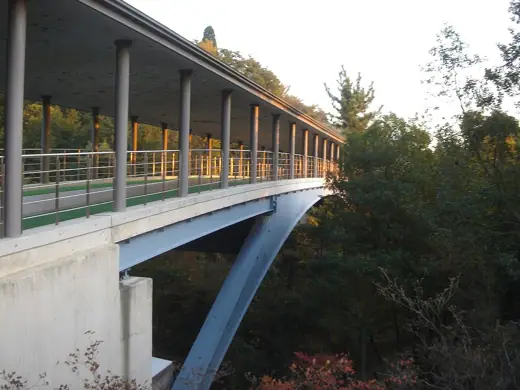 Photo 4: Exterior