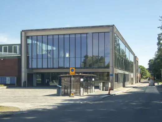 Photo 1: Exterior