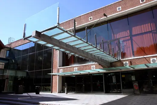 Photo 2: Exterior