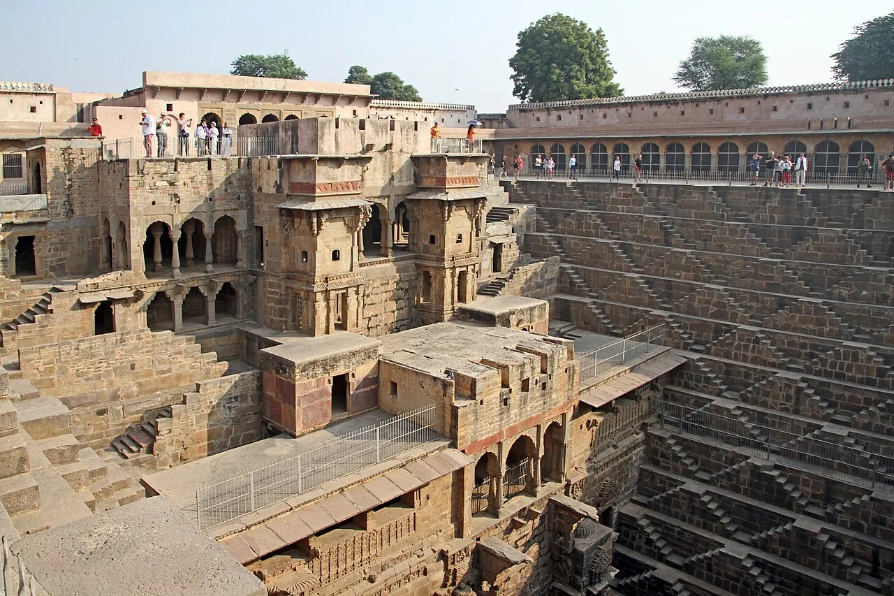 Chand Baori: Exterior