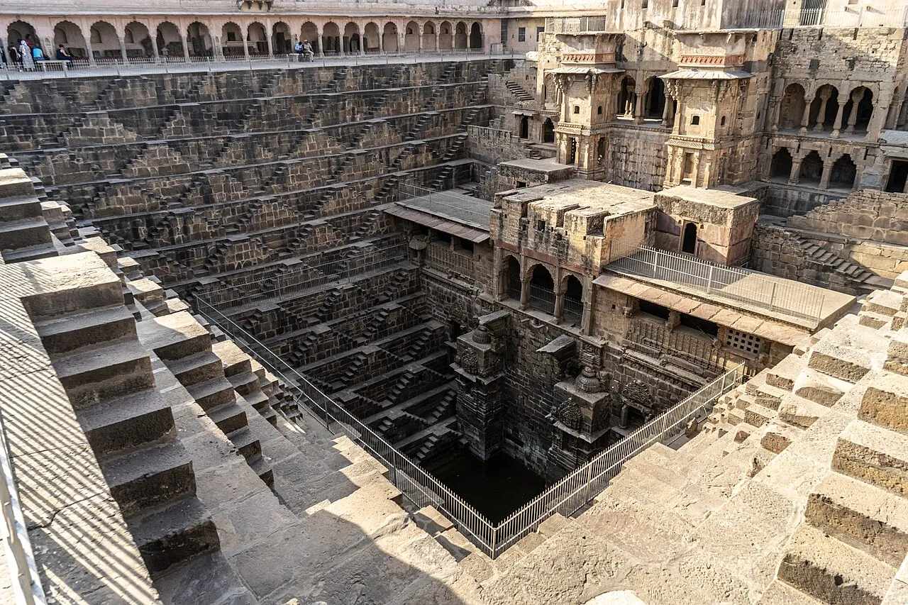 Chand Baori: Exterior