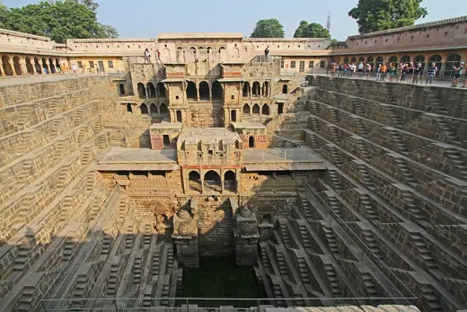 Photo 2: Exterior