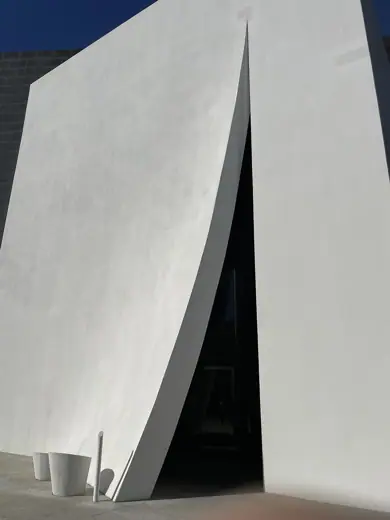 Photo 2: Exterior