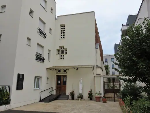 Photo 1: Exterior