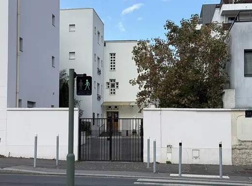 Photo 2: Exterior