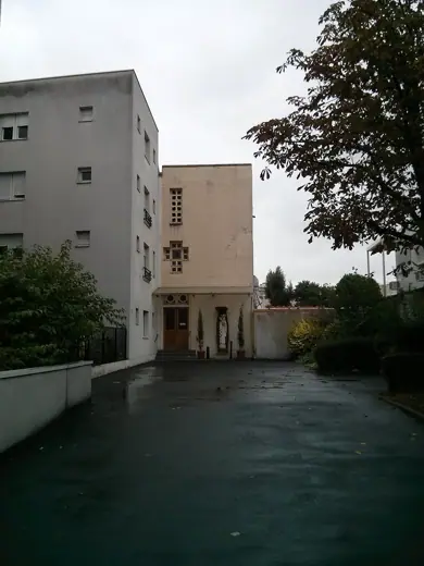 Photo 3: Exterior