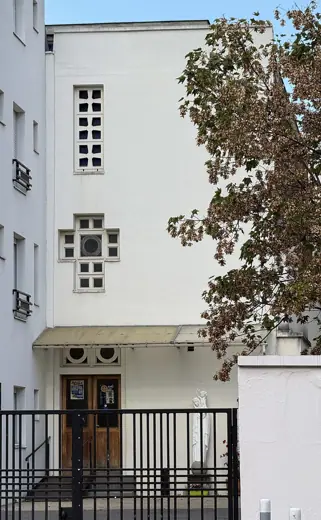 Photo 4: Exterior