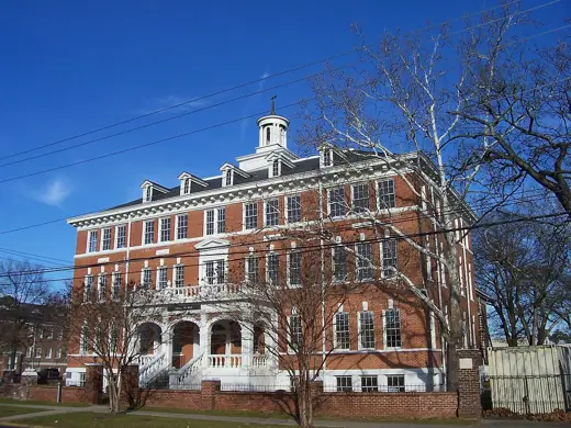 Photo 1: Exterior